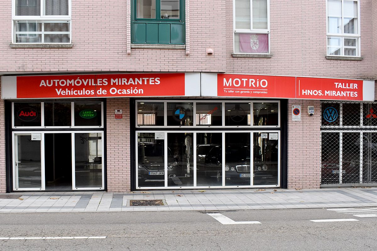 Exterior de la exposición y venta de vehículos de ocasión de mirantes.